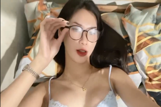 phim sex gương ma thuật Vợ con đi vắng, ông chồng dẫn nữ đối tác về nhà "kí hợp đồng"